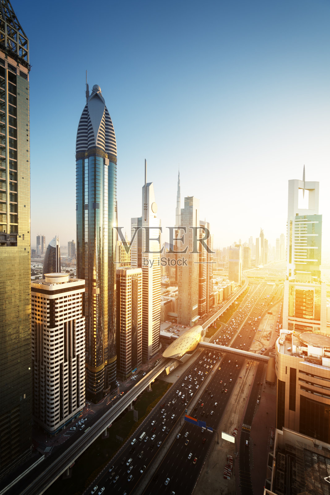 日落时分的迪拜天际线，阿拉伯联合酋长国照片摄影图片