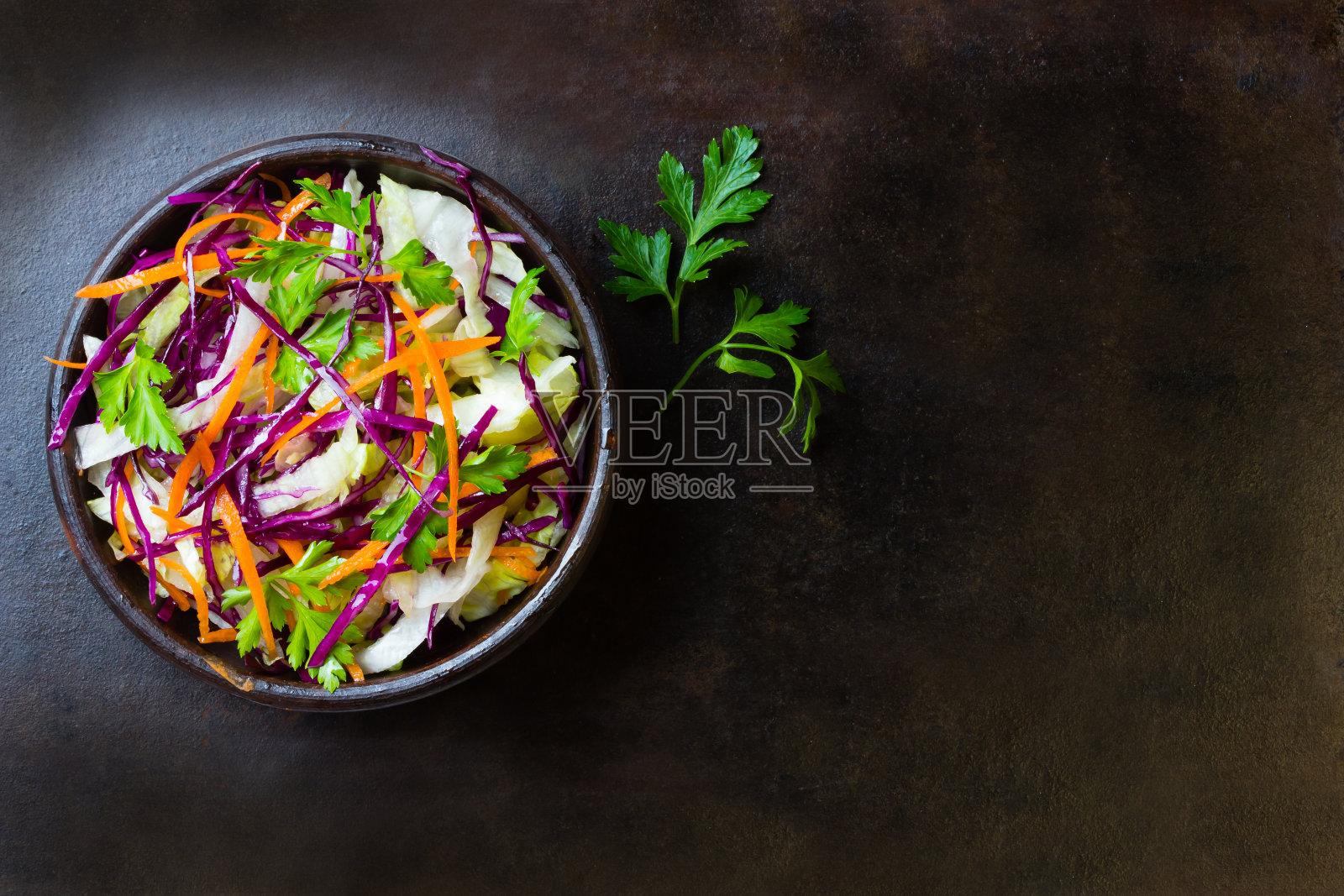 新鲜蔬菜沙拉紫甘蓝，生菜，胡萝卜。俯视图照片摄影图片