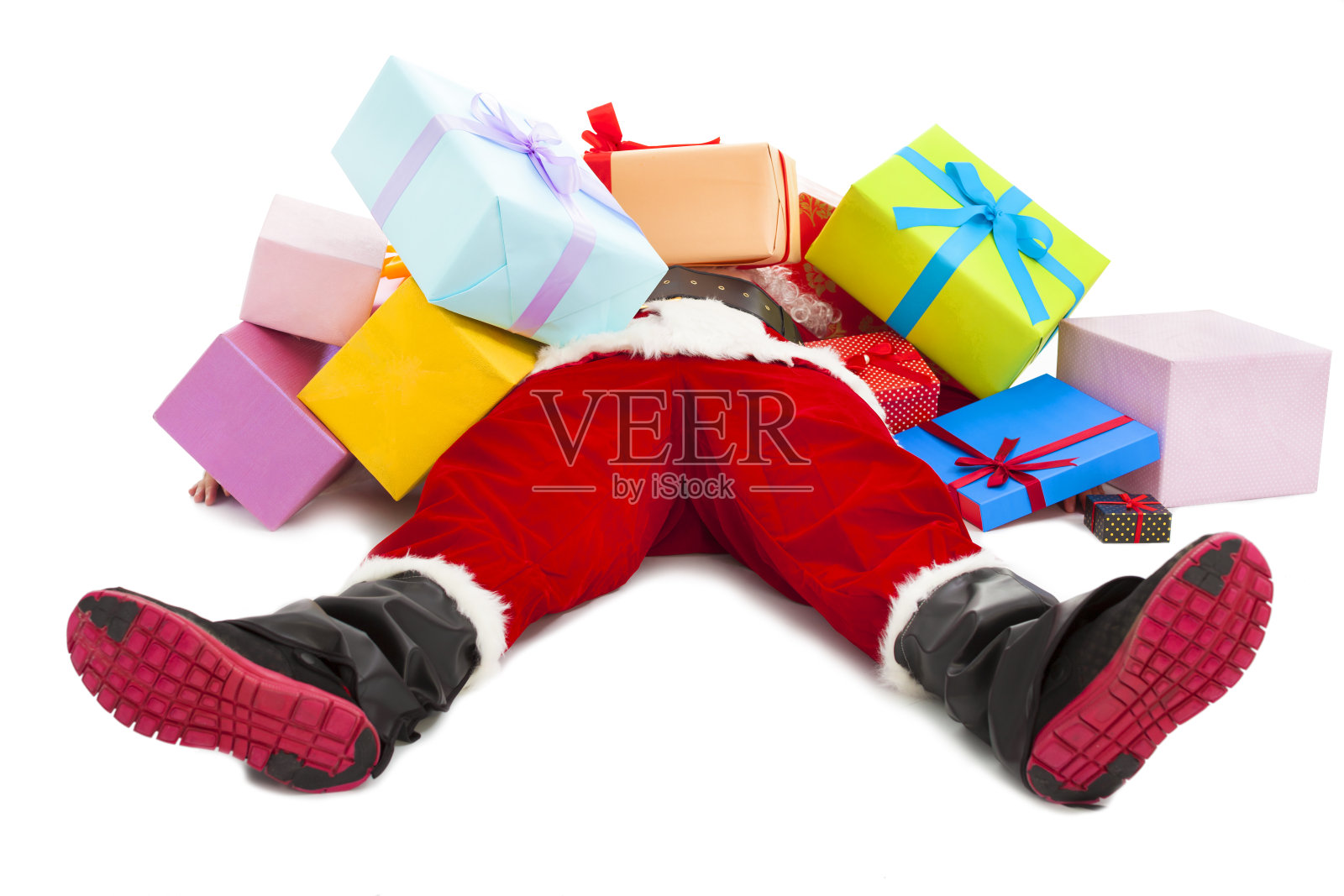 圣诞老人累了躺在地板上的礼物盒照片摄影图片