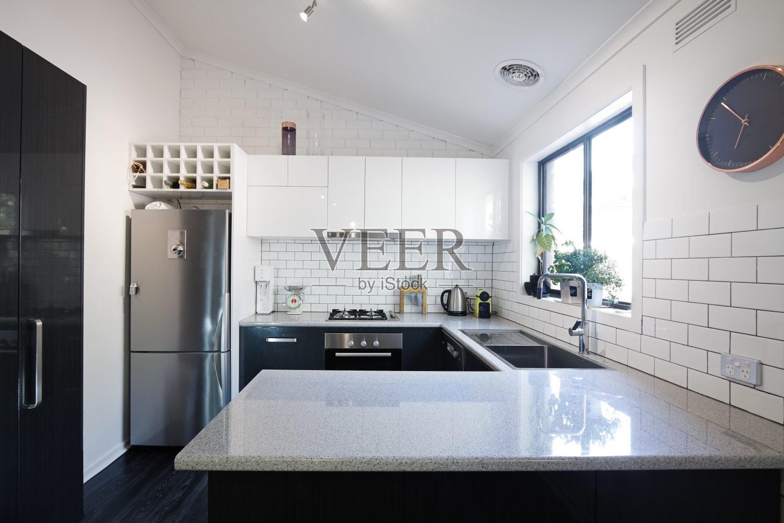 新的黑白现代厨房与地铁瓷砖照片摄影图片