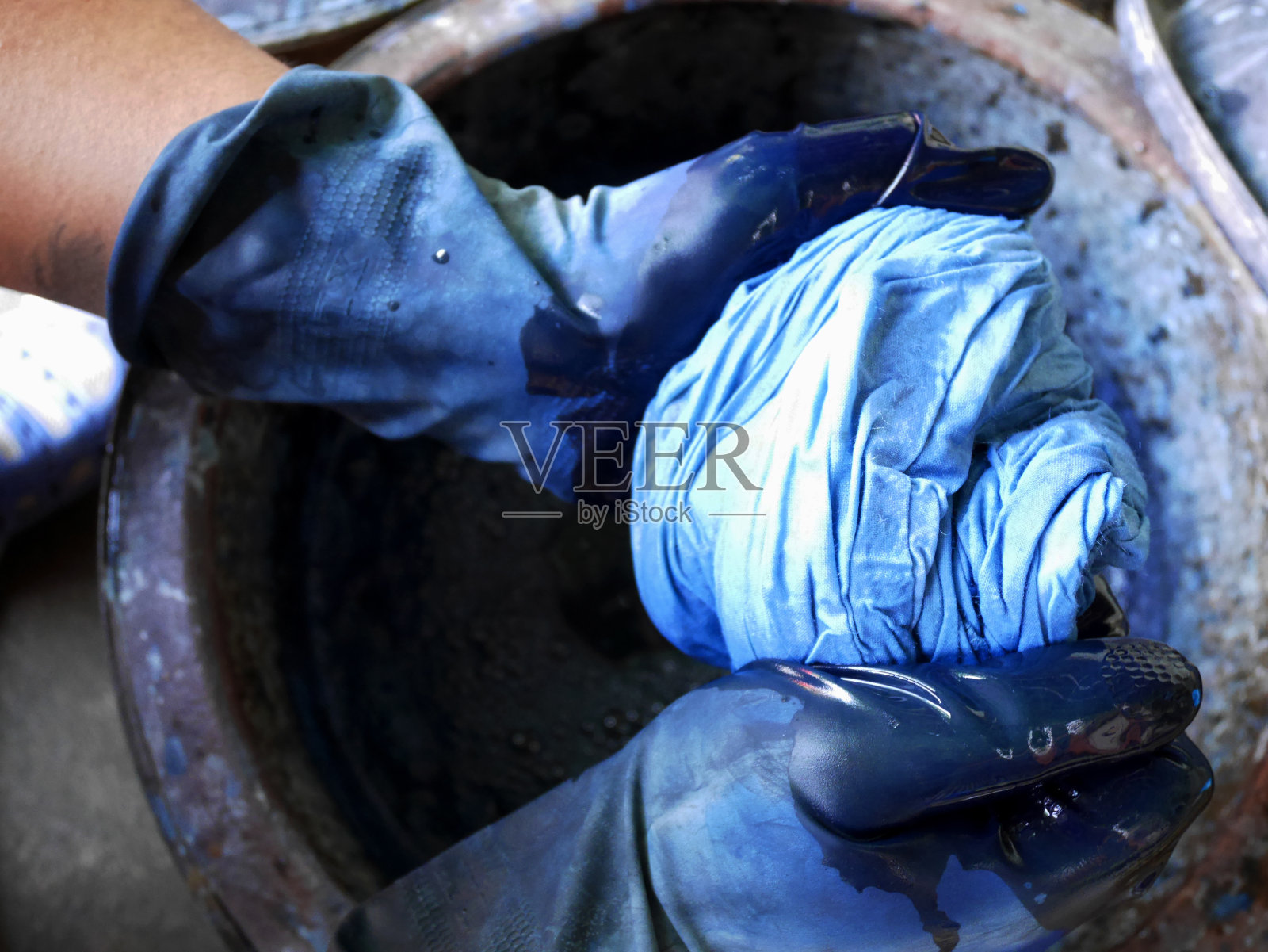 泰国男子扎染蜡染法的土著知识照片摄影图片