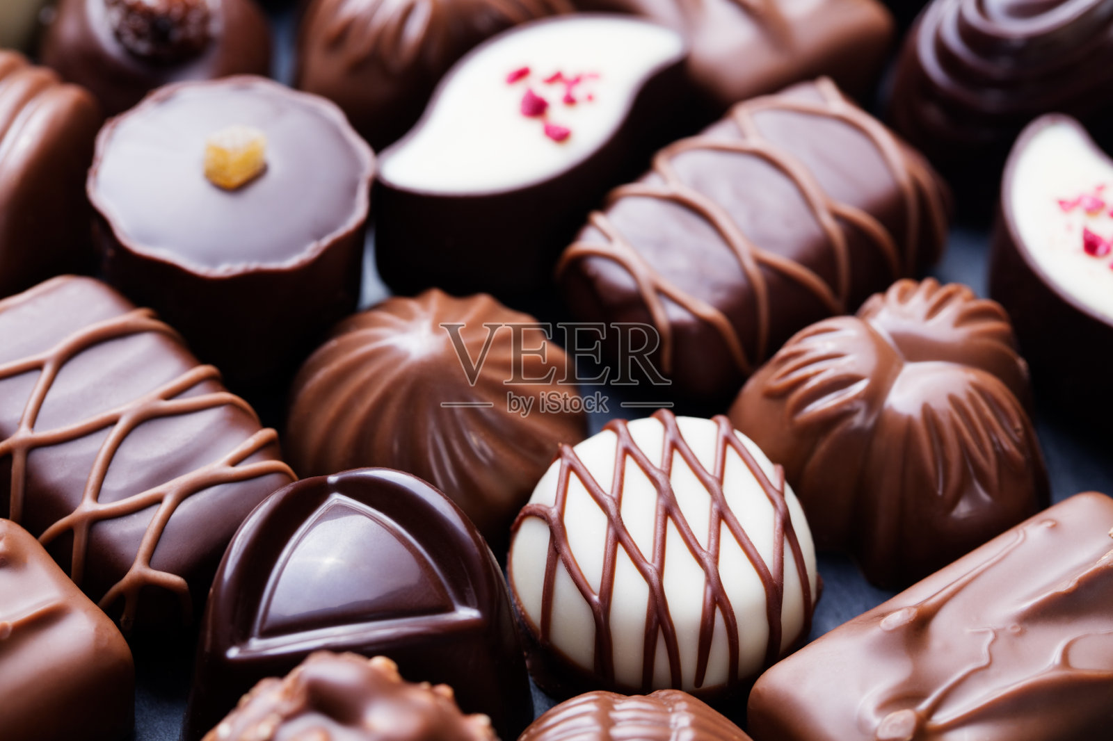 各式各样的糖果，白色，黑色，牛奶巧克力糖果的背景照片摄影图片