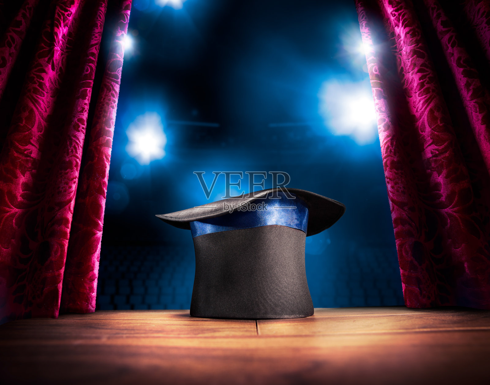 高对比度的形象魔术师的帽子在舞台上照片摄影图片