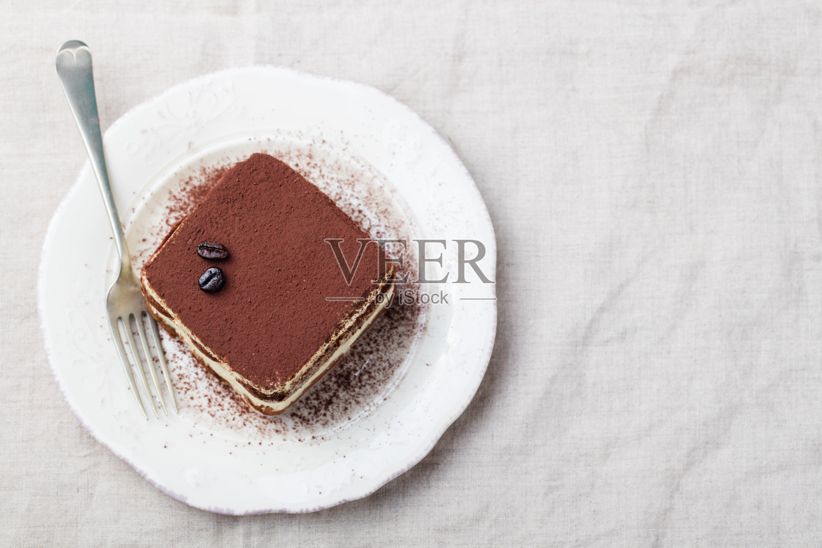 提拉米苏，白色盘子上的传统意大利甜点照片摄影图片