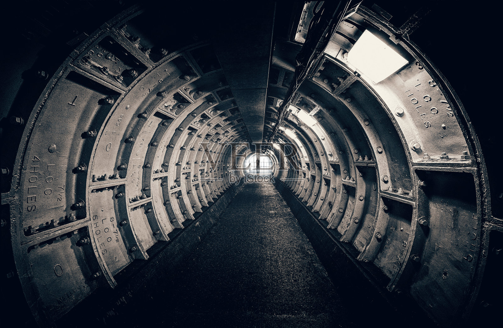 有有趣结构的黑暗隧道照片摄影图片