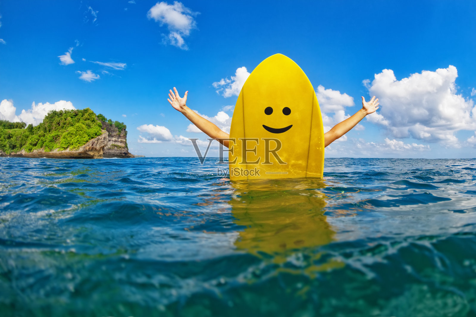 快乐的冲浪女孩坐在黄色冲浪板上，脸上带着笑脸照片摄影图片