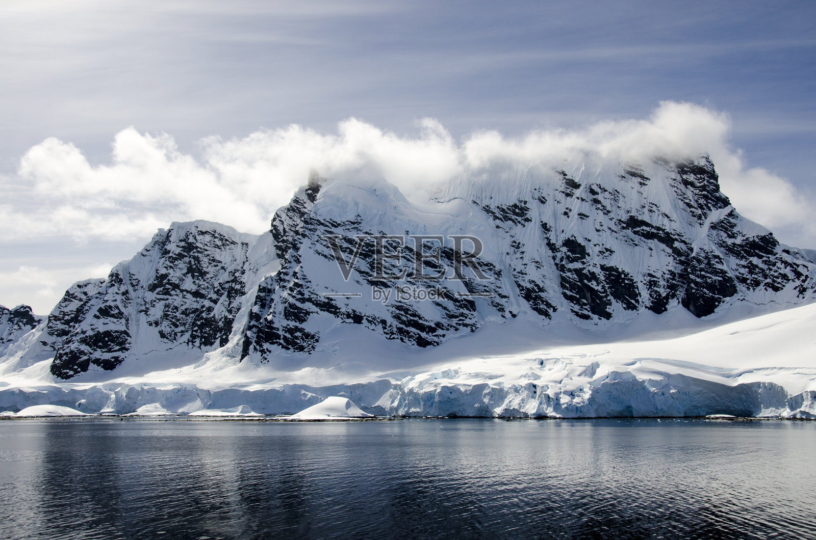 南极洲-童话般的风景在一个阳光明媚的日子照片摄影图片
