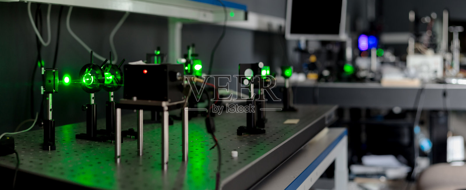 实验室里的绿色激光器照片摄影图片