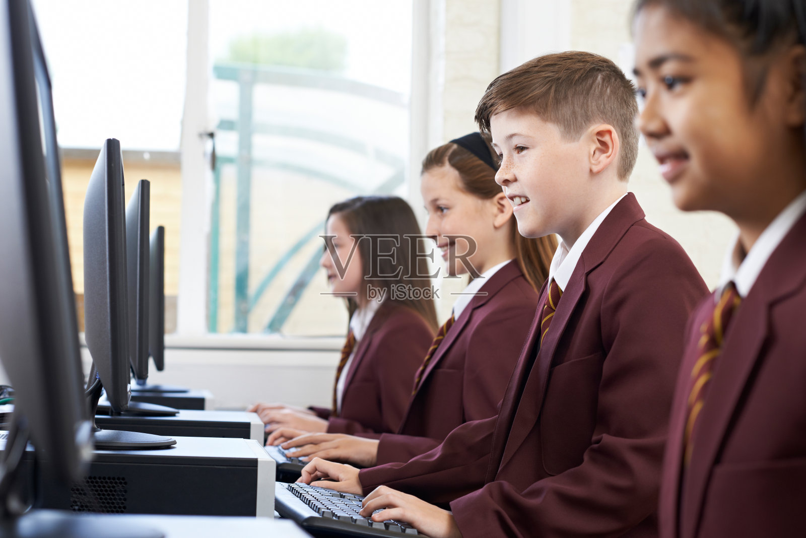 计算机课上小学生穿校服照片摄影图片