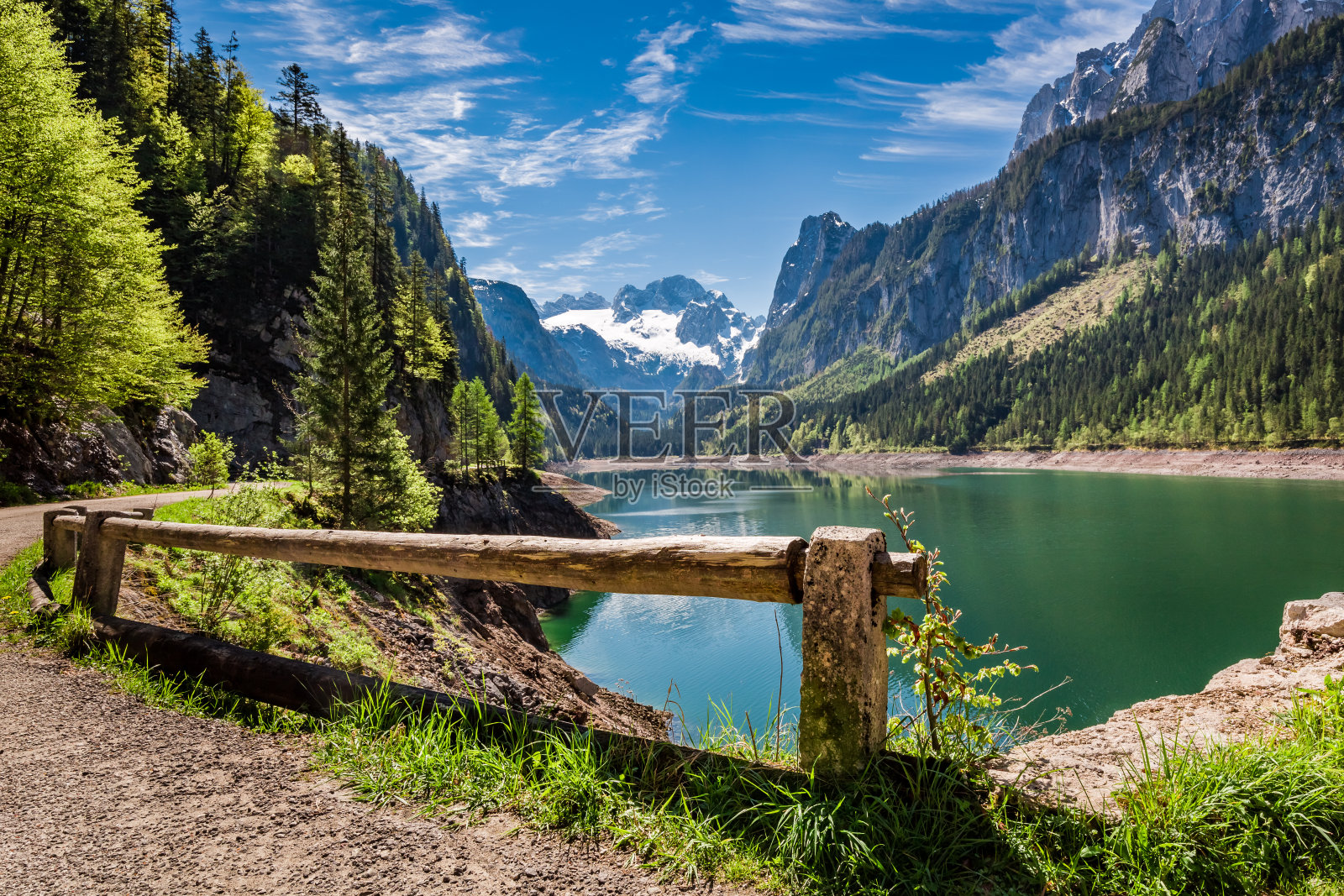 奥地利阿尔卑斯山戈索湖，阳光明媚的日出照片摄影图片