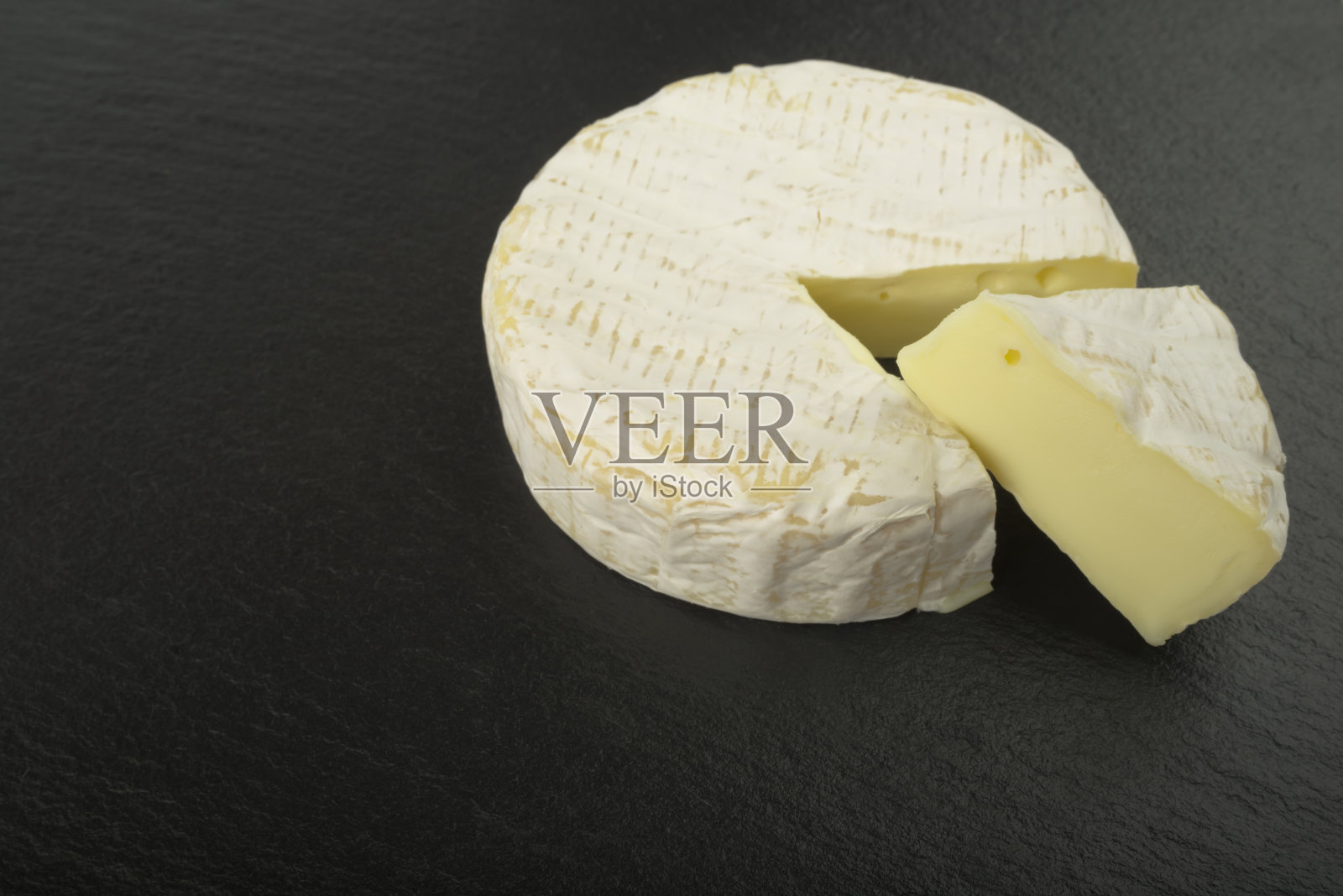 法国奶酪-圆卡门贝尔干酪切片照片摄影图片