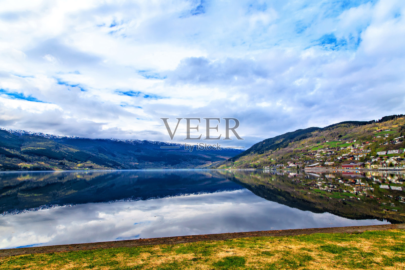 美丽的挪威风景有山和海照片摄影图片