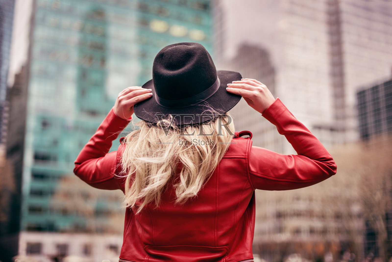 戴着帽子走在纽约街头的年轻女子照片摄影图片