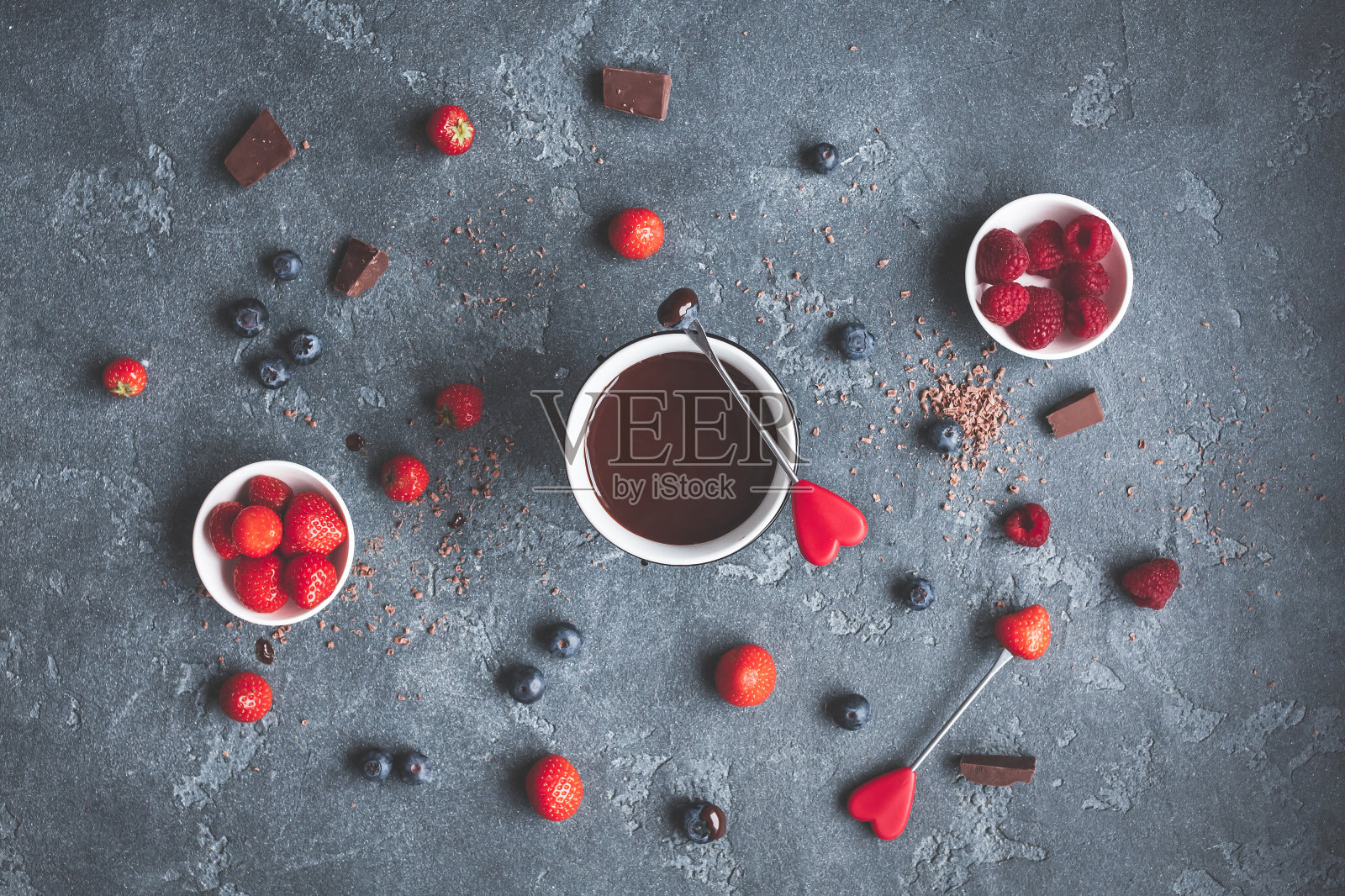 巧克力芝士火锅与新鲜的浆果在黑暗的背景照片摄影图片