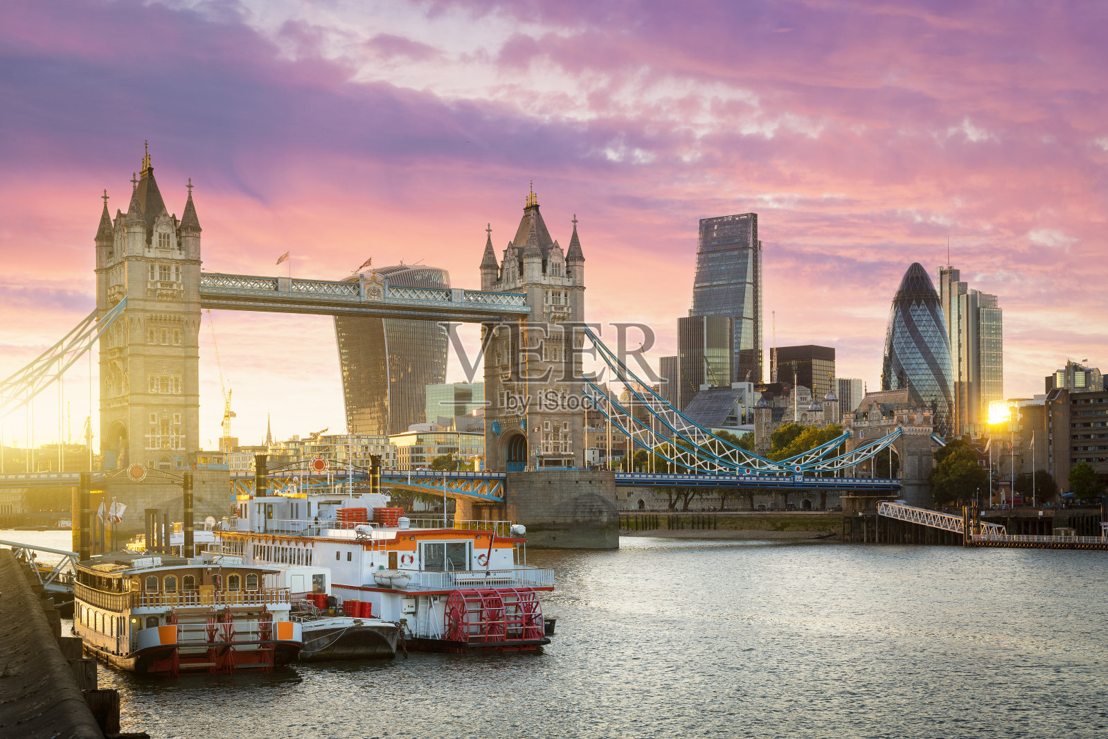 日落时分的伦敦金融区和塔桥照片摄影图片