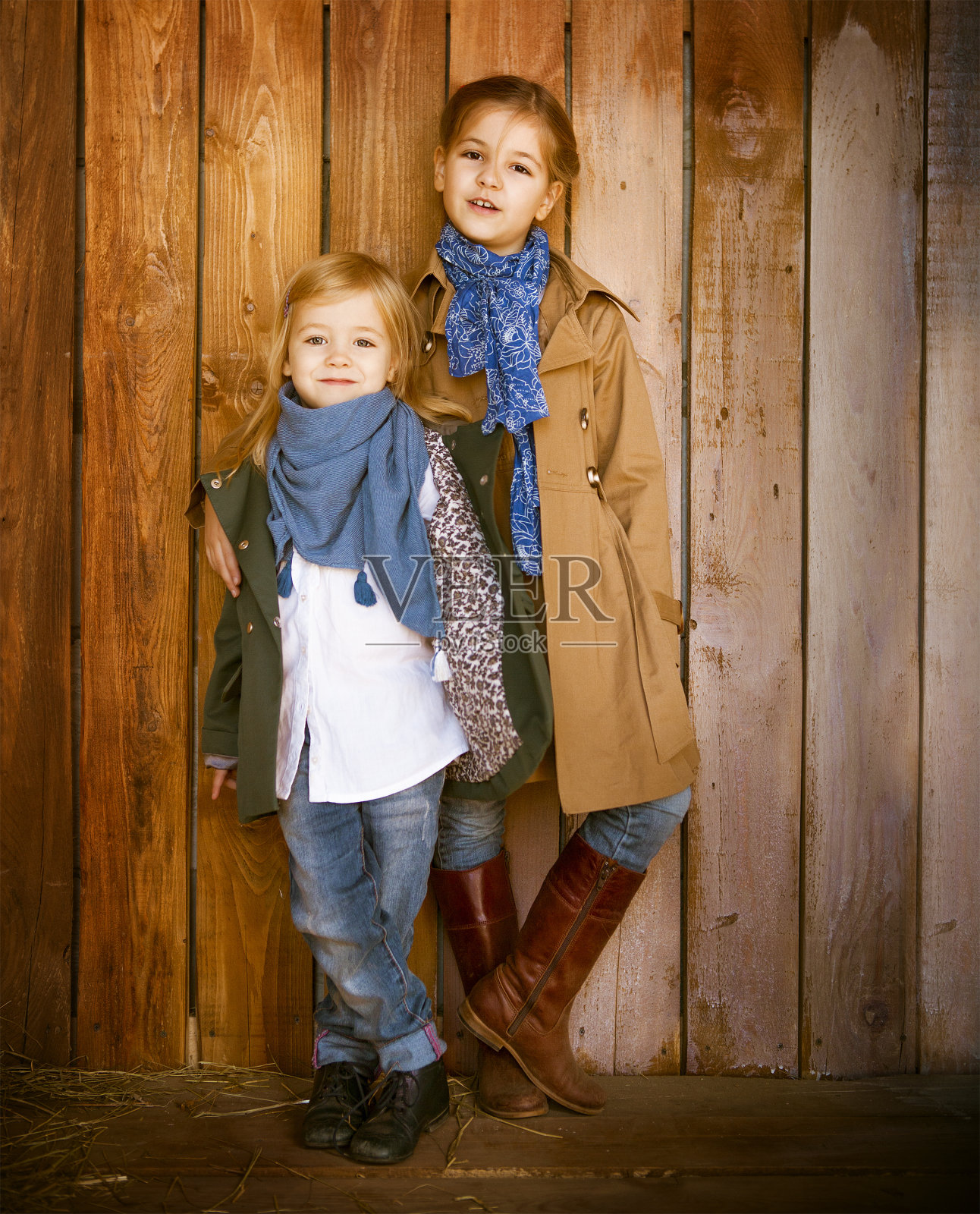 可爱的小妹妹们穿着秋天的衣服照片摄影图片