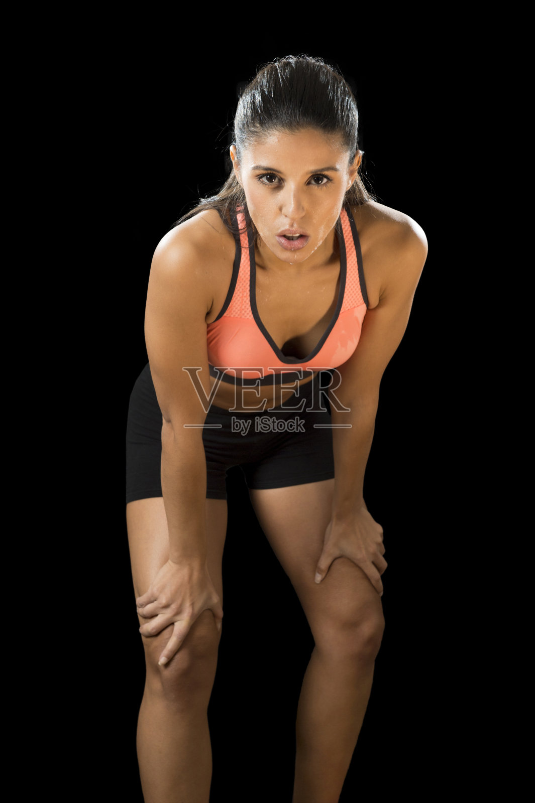 性感的拉丁健身运动女人摆姿势与激烈的面部表情照片摄影图片