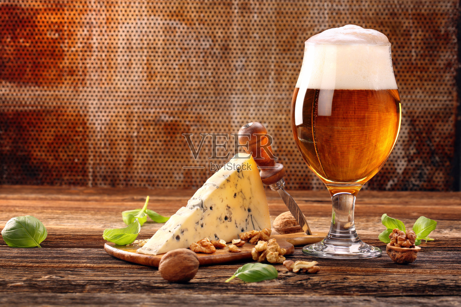 蓝奶酪开胃菜和啤酒在棕色的vintage背景照片摄影图片