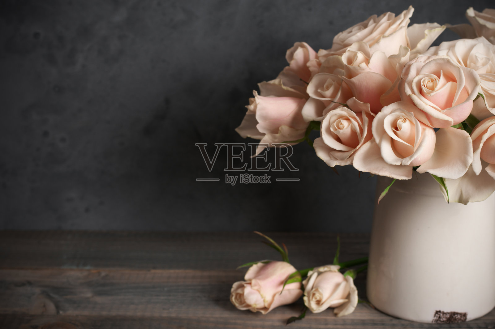 古董花瓶里的粉红玫瑰照片摄影图片