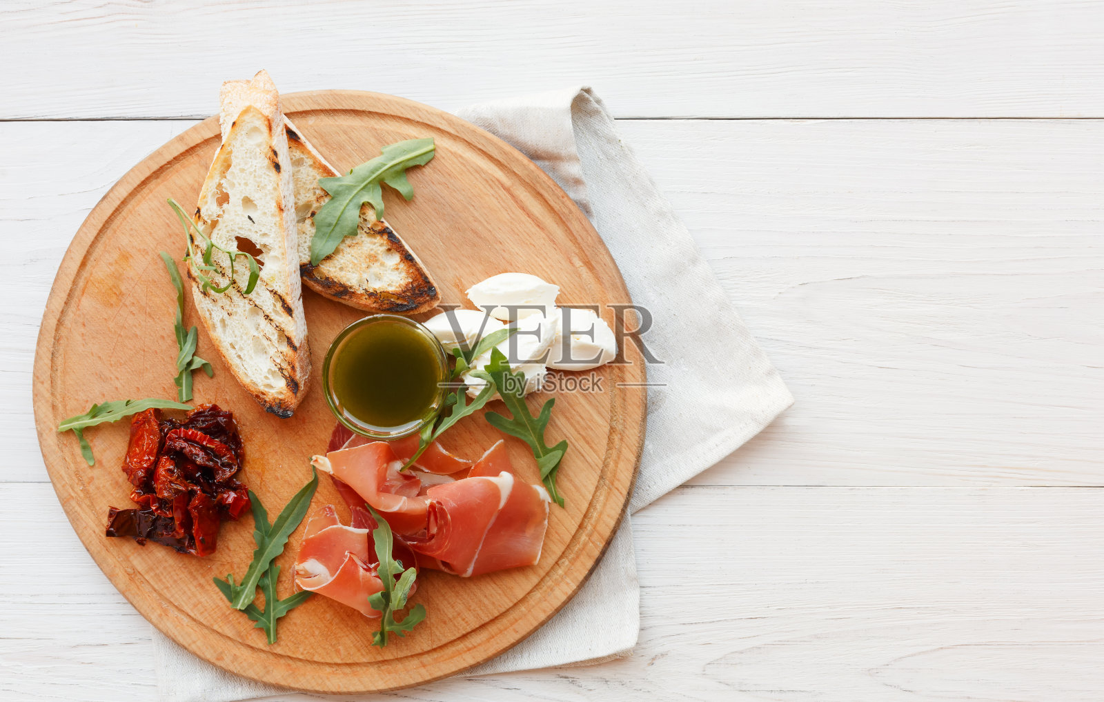 配意大利熏火腿和马苏里拉奶酪的拼盘开胃菜照片摄影图片