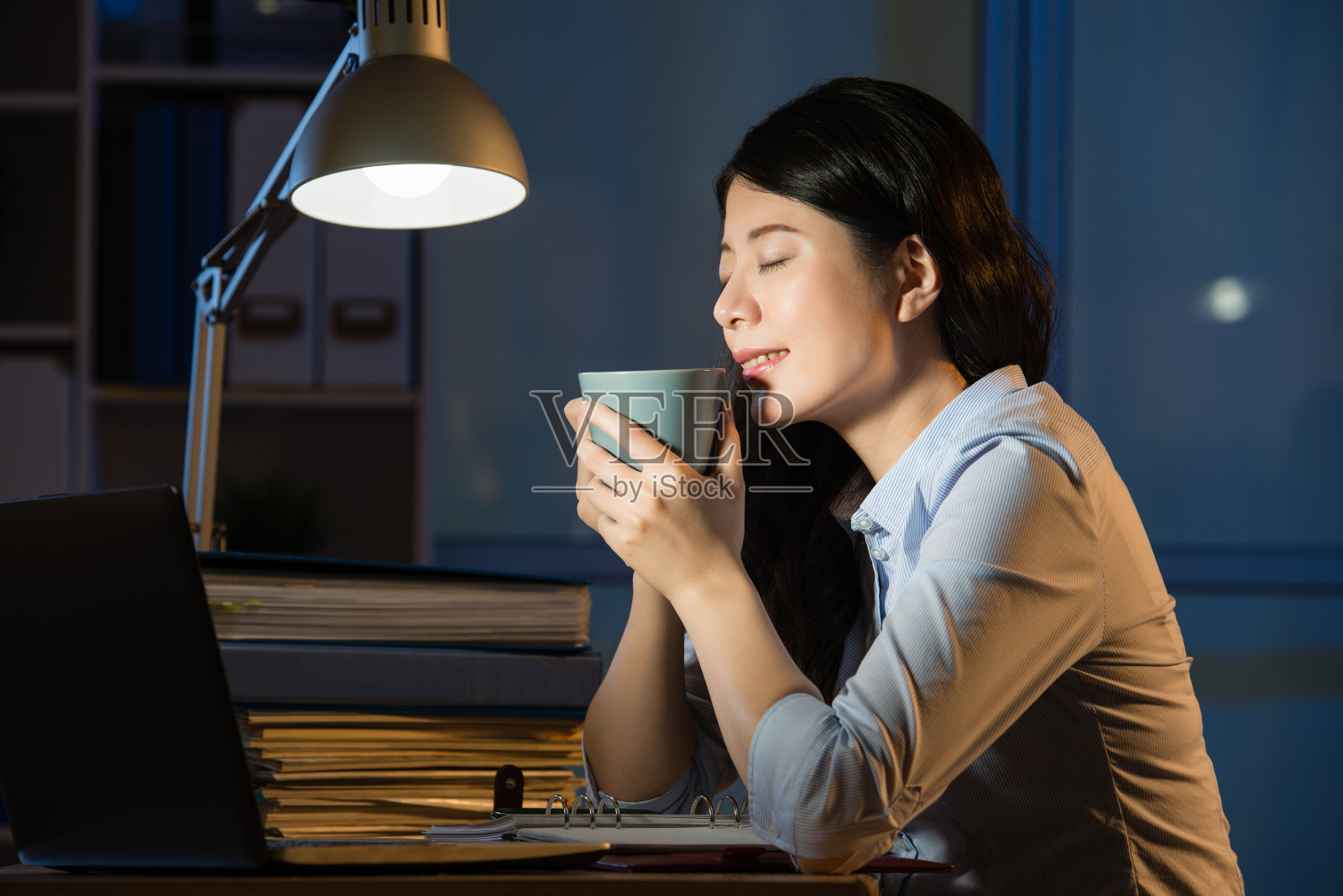 亚洲商业女性喝咖啡提神加班照片摄影图片
