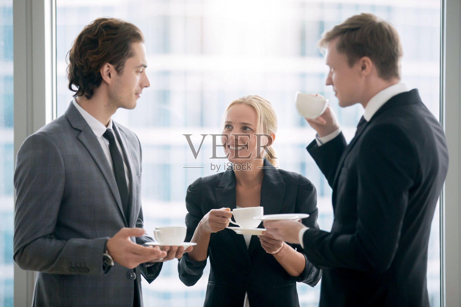 一群商人在开会后喝茶照片摄影图片