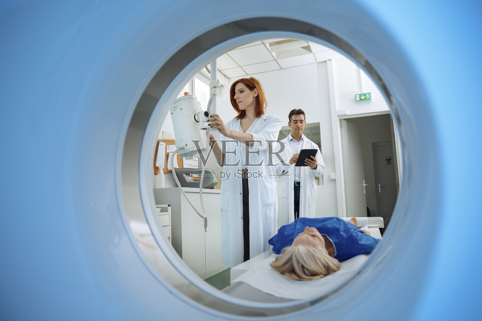 放射技术员和病人正在进行CT扫描和诊断照片摄影图片