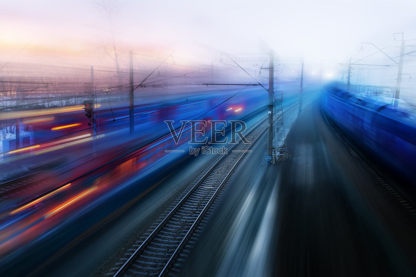 火车在黄昏、黄昏、雾、春天的方式运行照片摄影图片