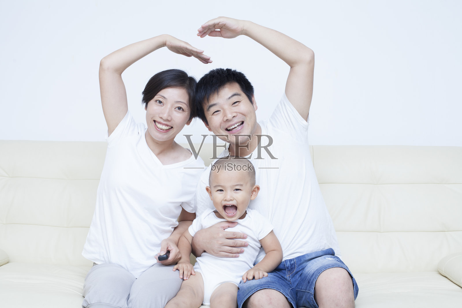 幸福的中国家庭坐在沙发上照片摄影图片