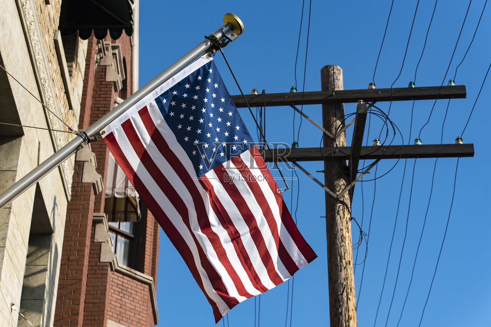 美国国旗在城市前面照片摄影图片