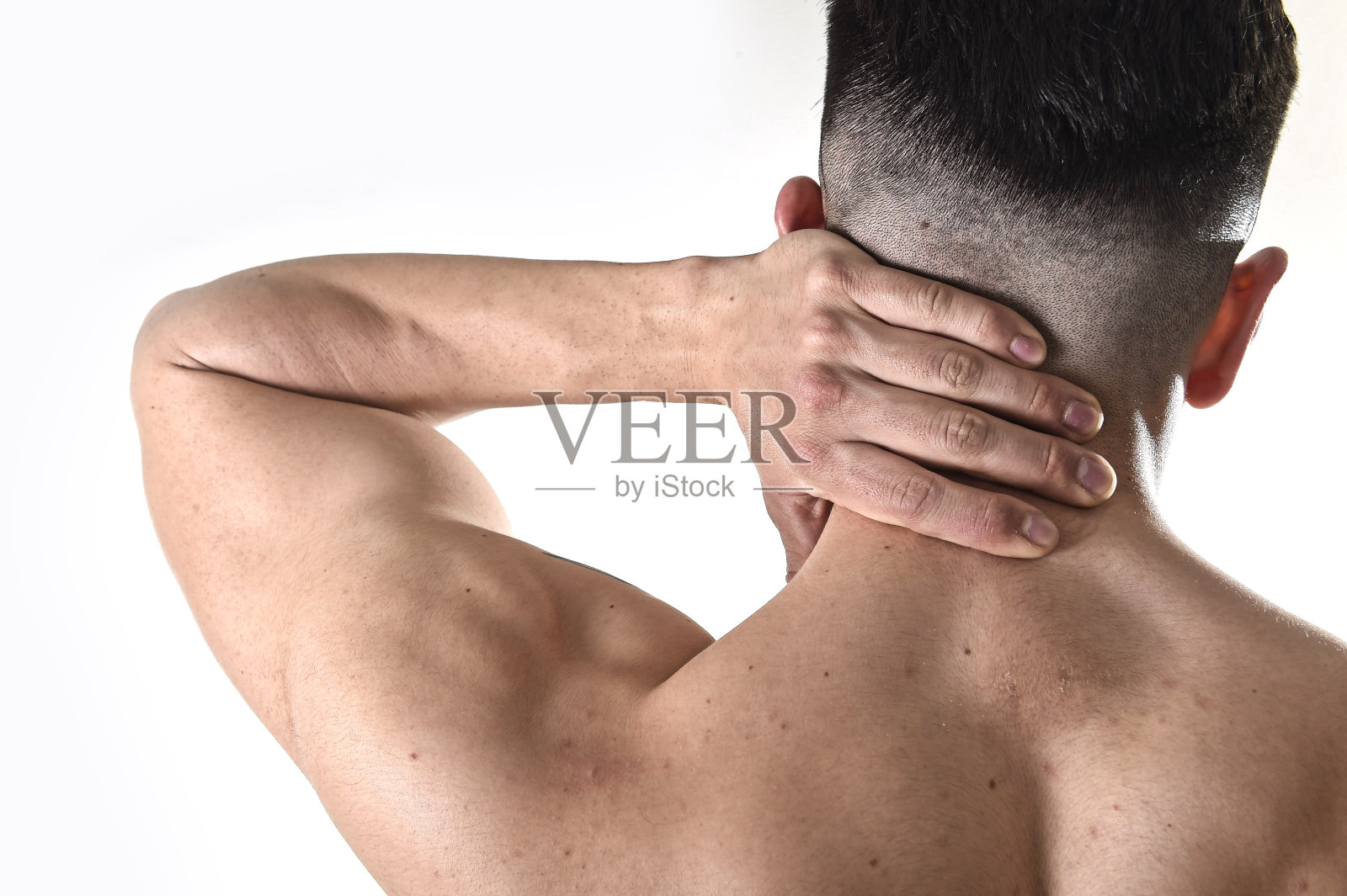 男子抱着酸痛的颈部按摩颈部部位遭受身体疼痛照片摄影图片