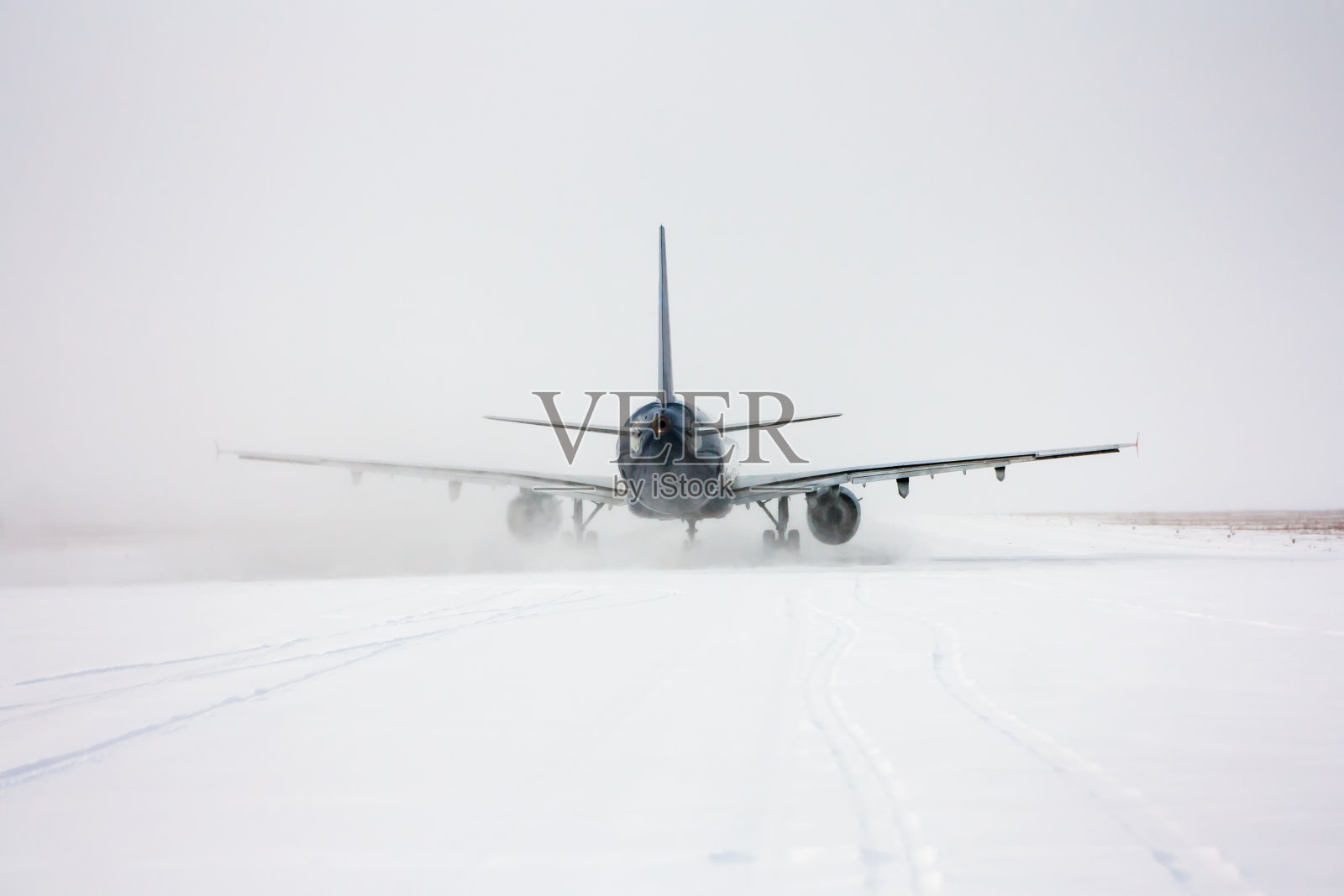 在暴风雪中滑行客机照片摄影图片