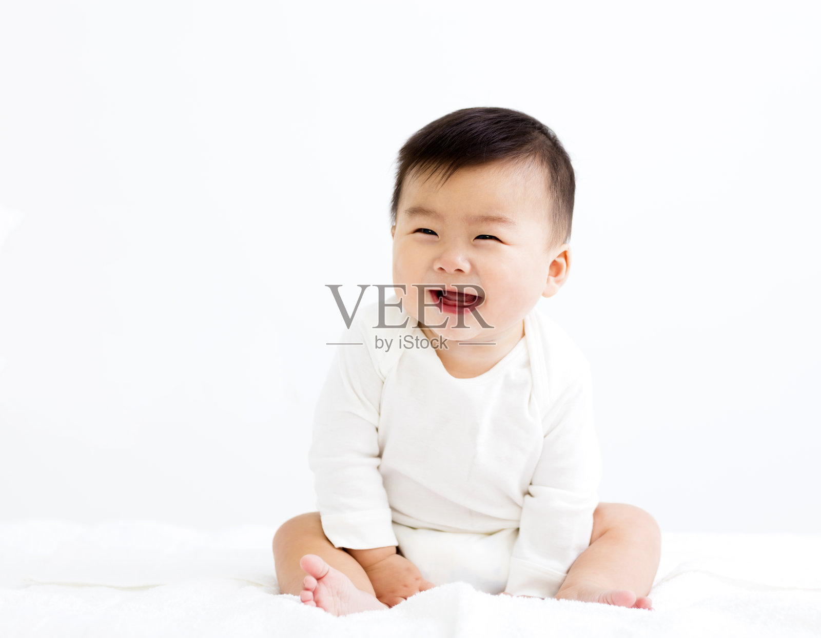 可爱的亚洲微笑男婴照片摄影图片