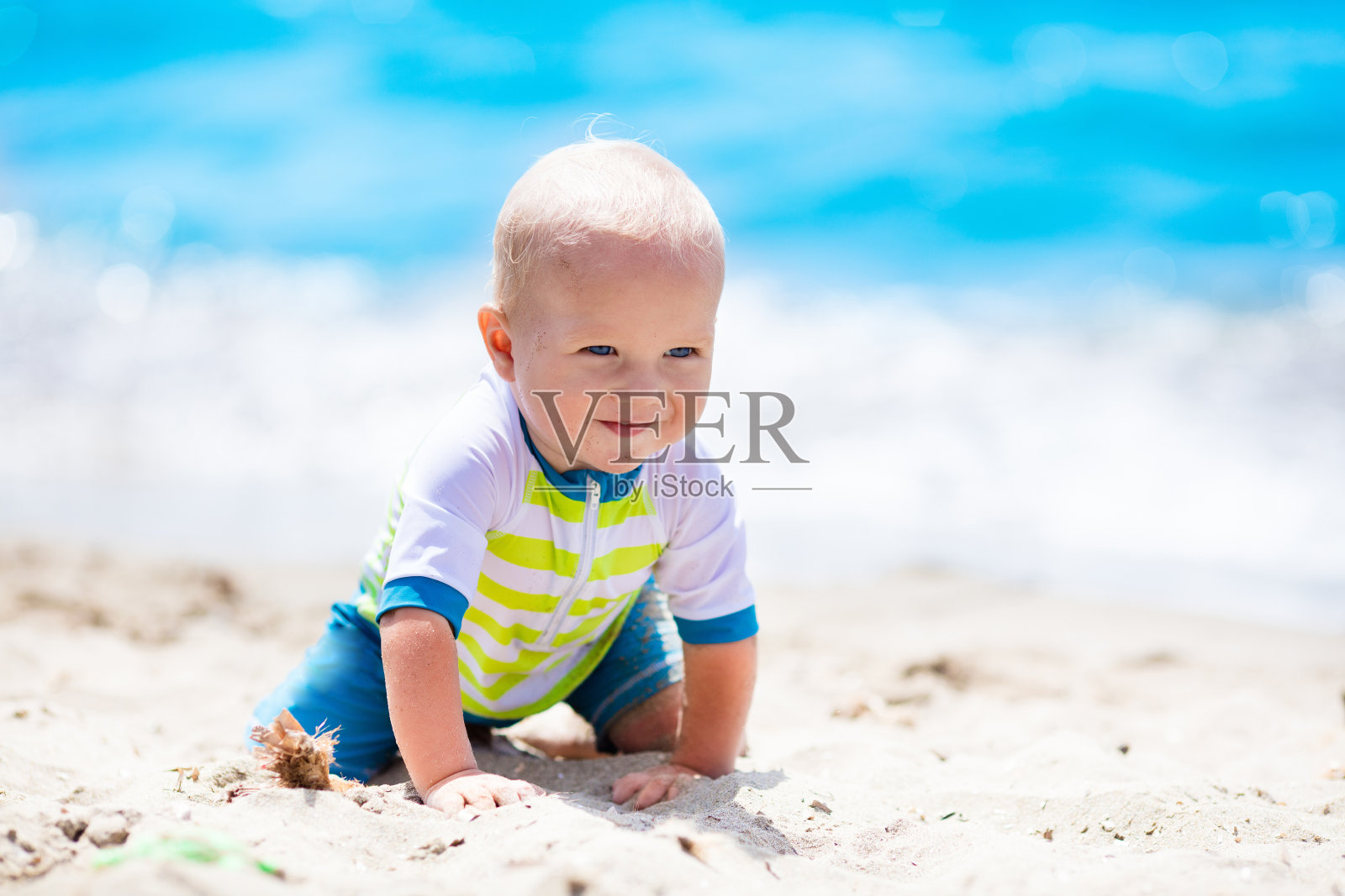 热带海滩上的小男孩照片摄影图片