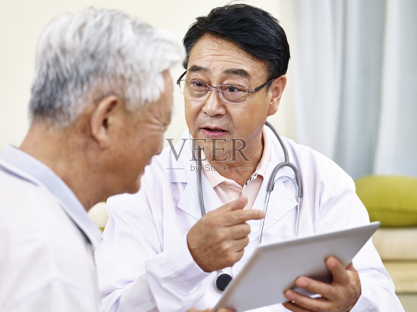 亚洲医生与病人交谈照片摄影图片