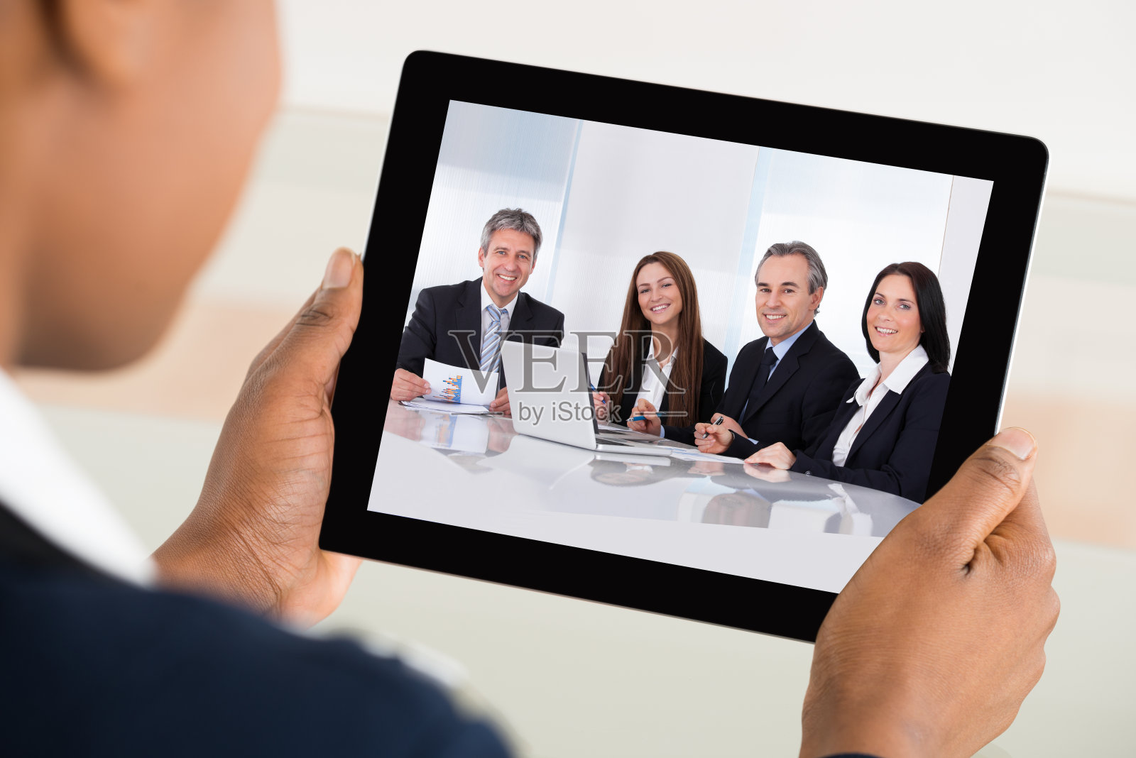 商业女性在数字平板电脑上视频会议照片摄影图片