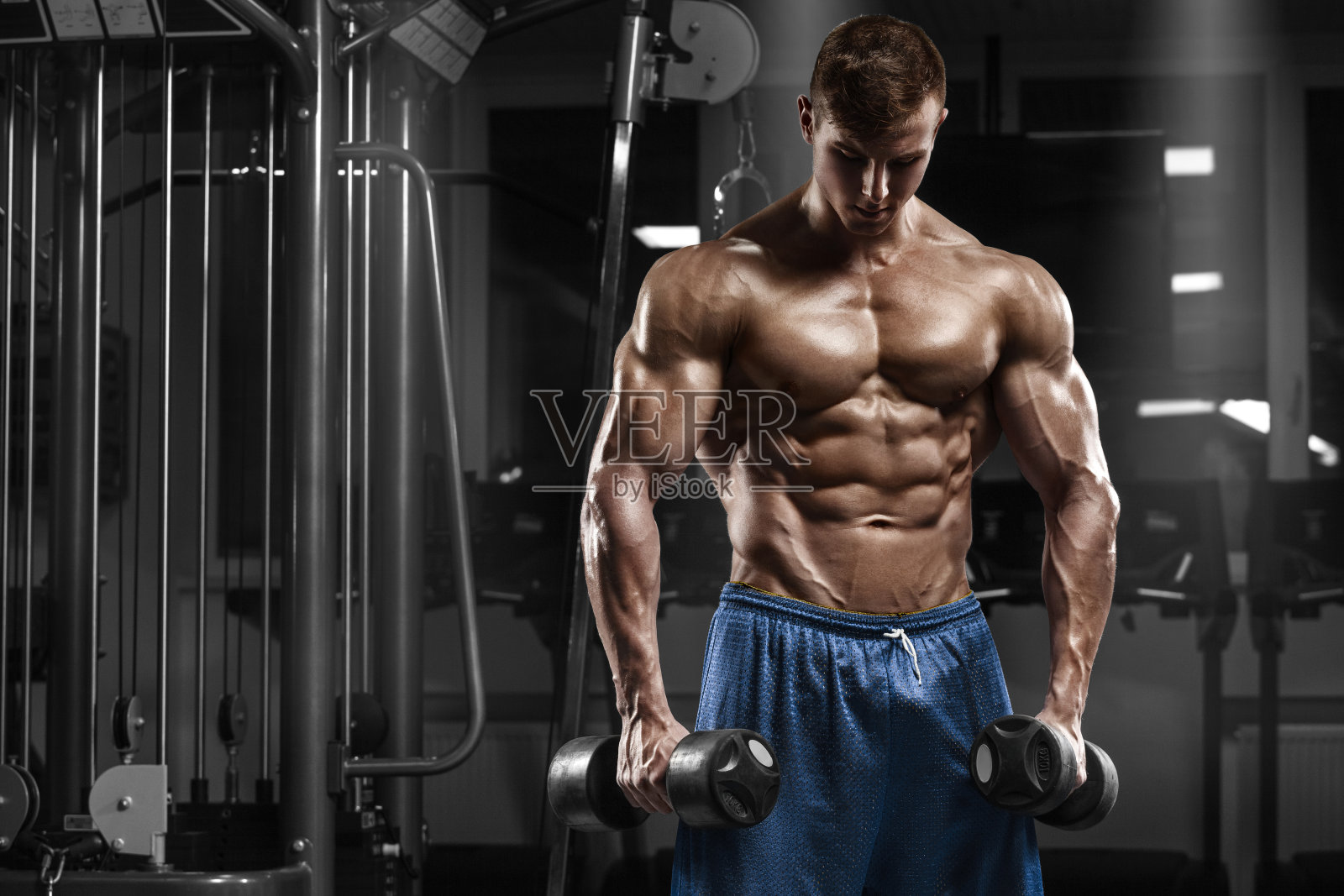 肌肉男在健身房锻炼，男性赤裸上身腹肌照片摄影图片
