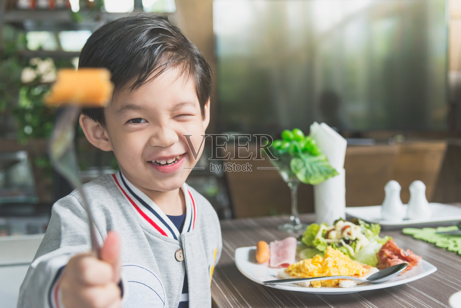 亚洲儿童吃早餐照片摄影图片