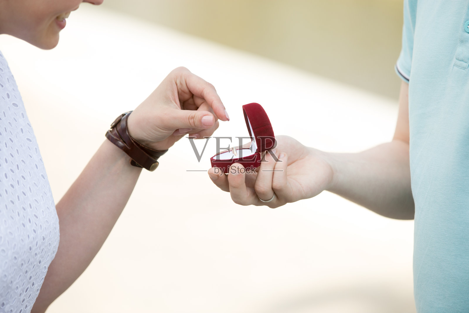 一个女人从盒子里拿出订婚戒指的特写照片摄影图片