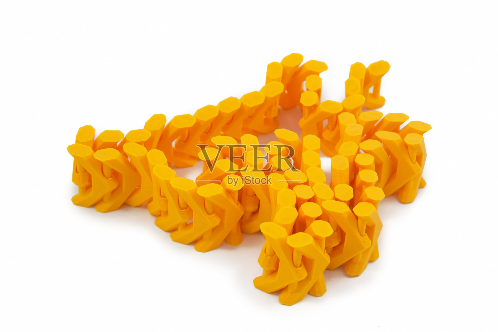 用3D打印机打印的橙色链状物体照片摄影图片