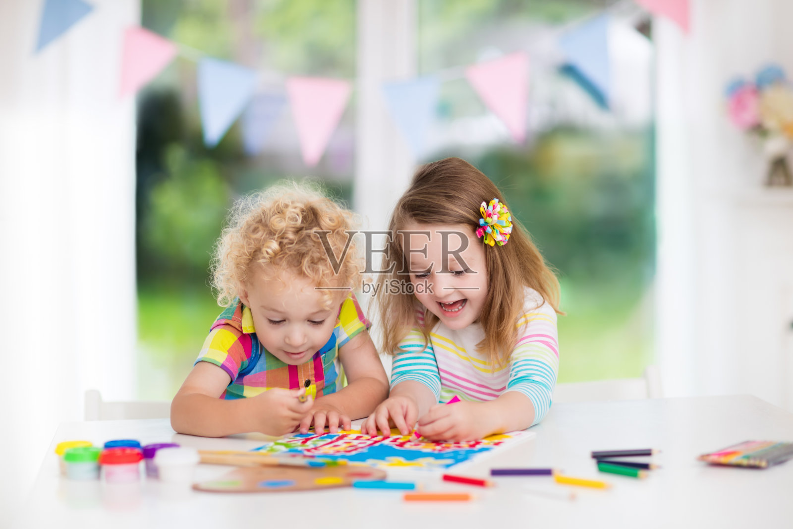 小男孩和小女孩在家画画照片摄影图片