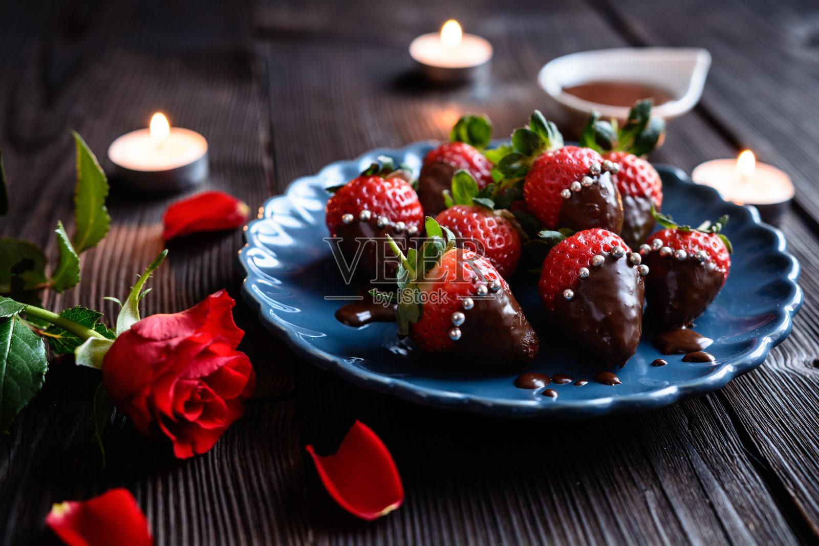 情人节的巧克力草莓点缀照片摄影图片