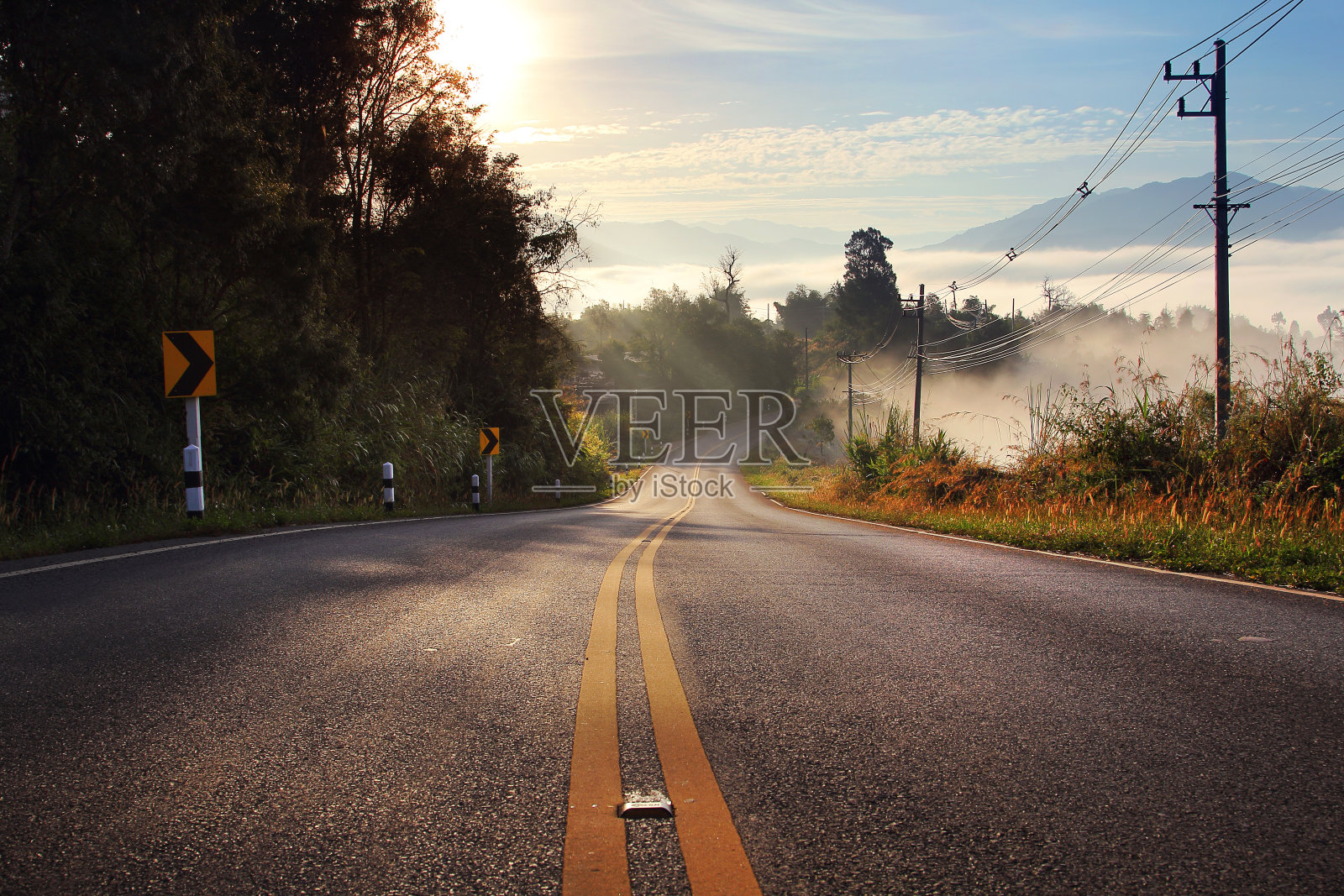日出与薄雾的路线和旅程照片摄影图片