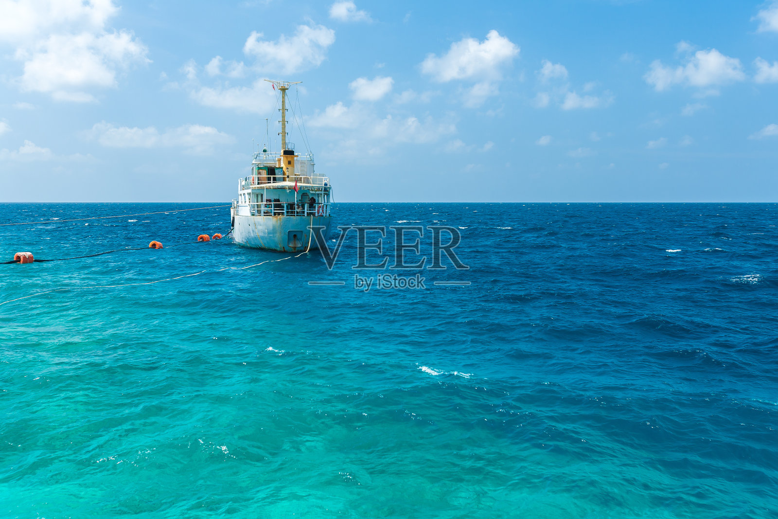一艘停泊在印度洋马尔代夫的渔船照片摄影图片