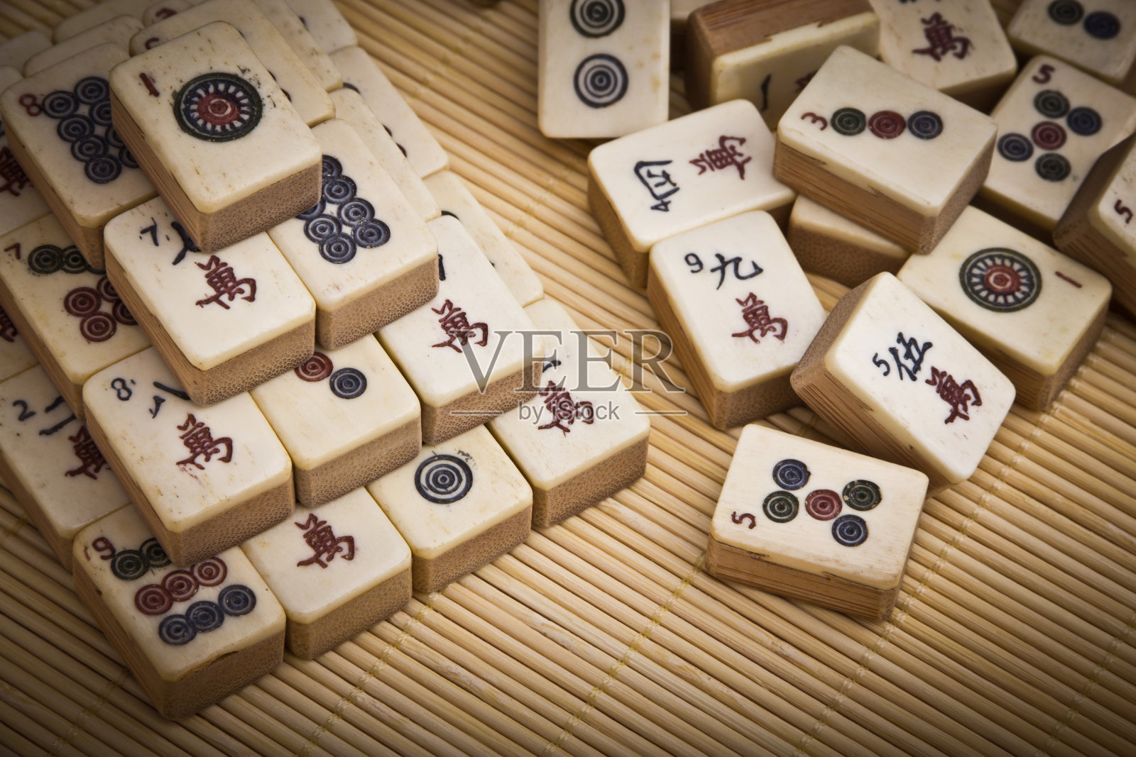 中国古老的麻将游戏以竹席为背景照片摄影图片