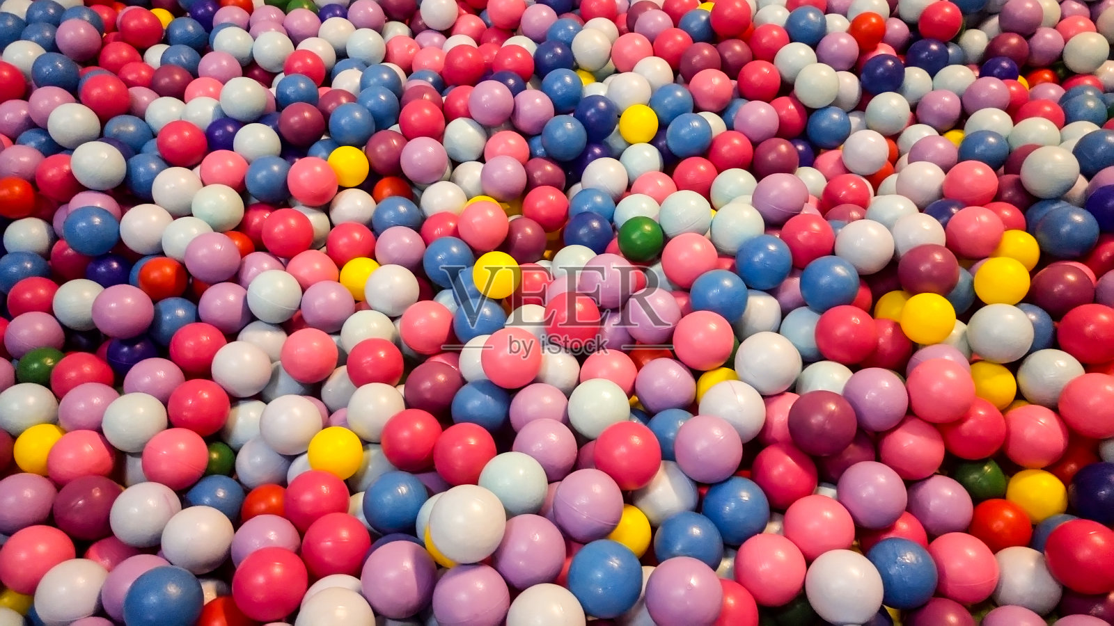 儿童游乐场游泳池里的彩色球照片摄影图片