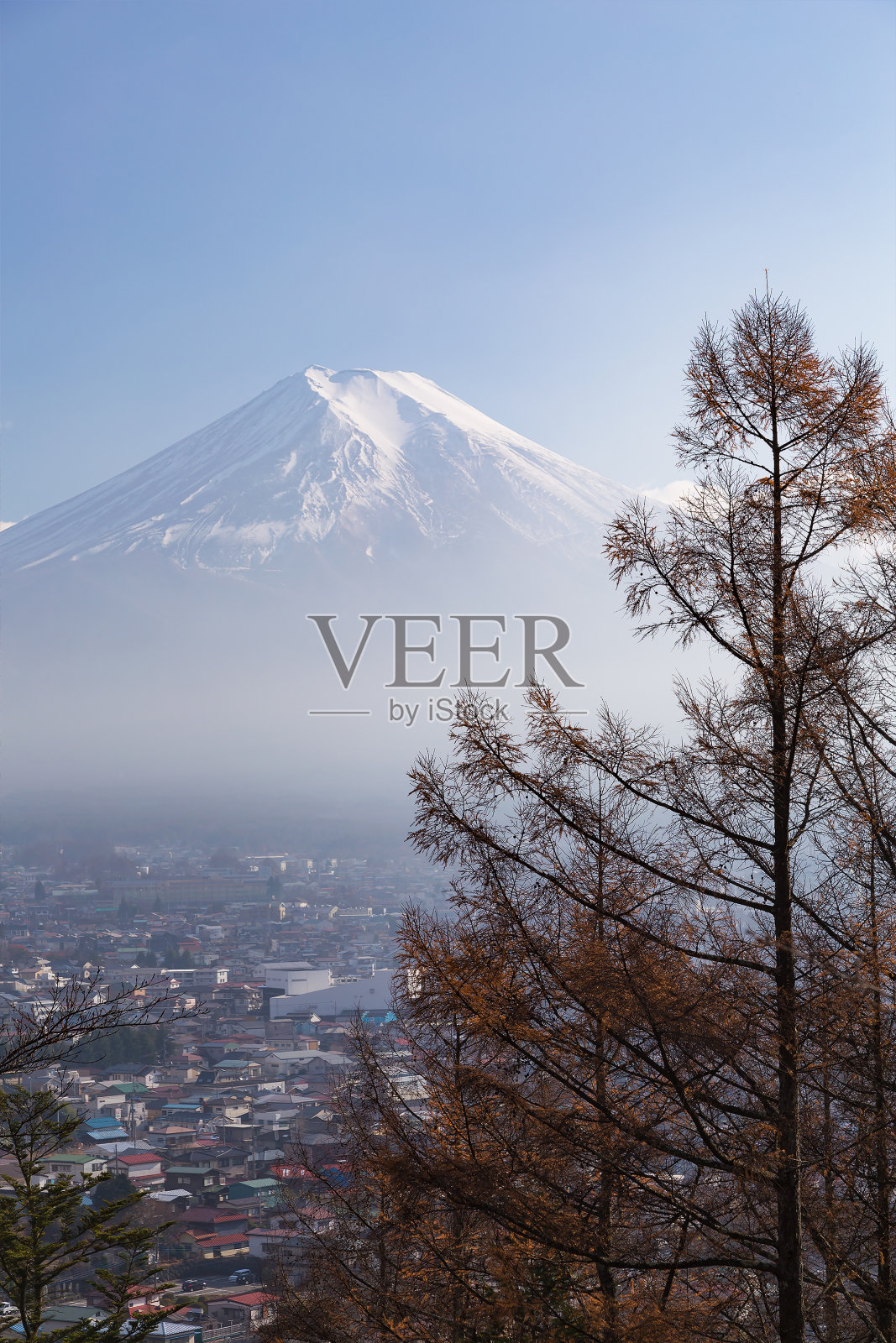富士山高的视野和清澈的蓝天照片摄影图片