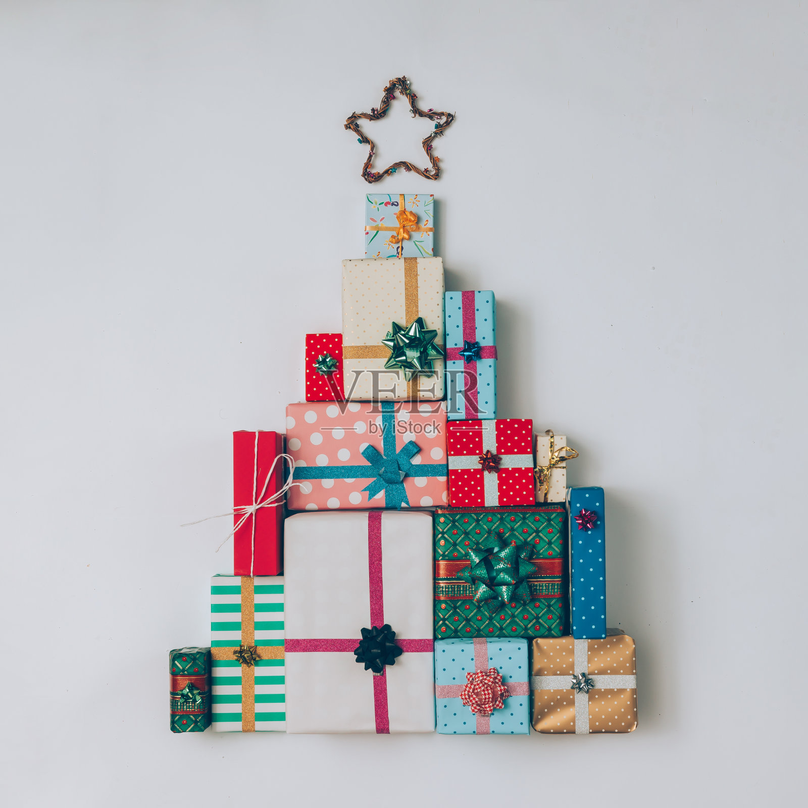 用五颜六色的礼物和礼物做成的圣诞树。照片摄影图片