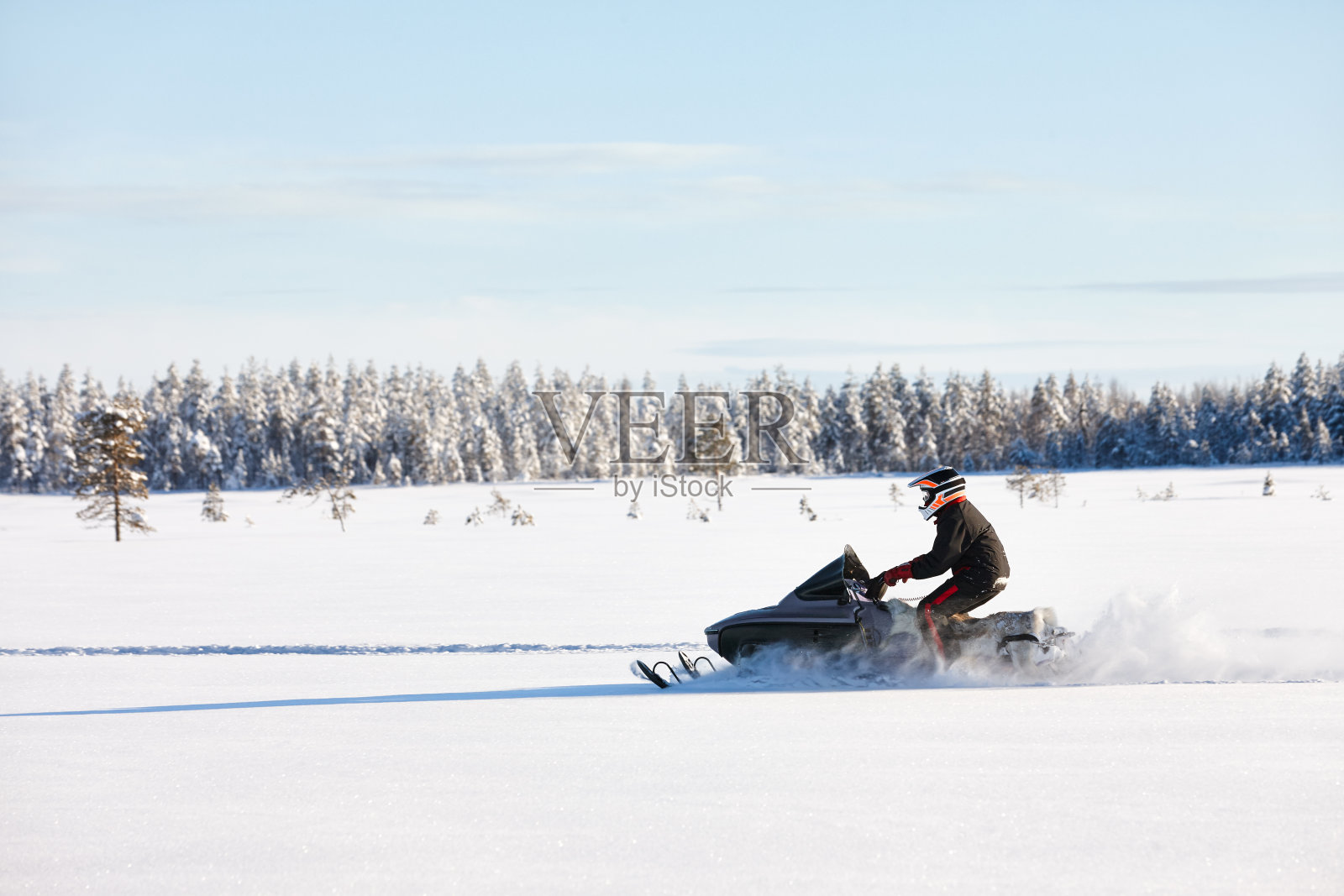 一名男子在芬兰驾驶雪地摩托照片摄影图片