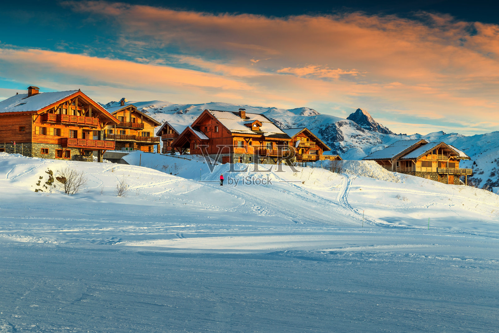 美丽的日落和滑雪胜地在法国阿尔卑斯山，欧洲照片摄影图片